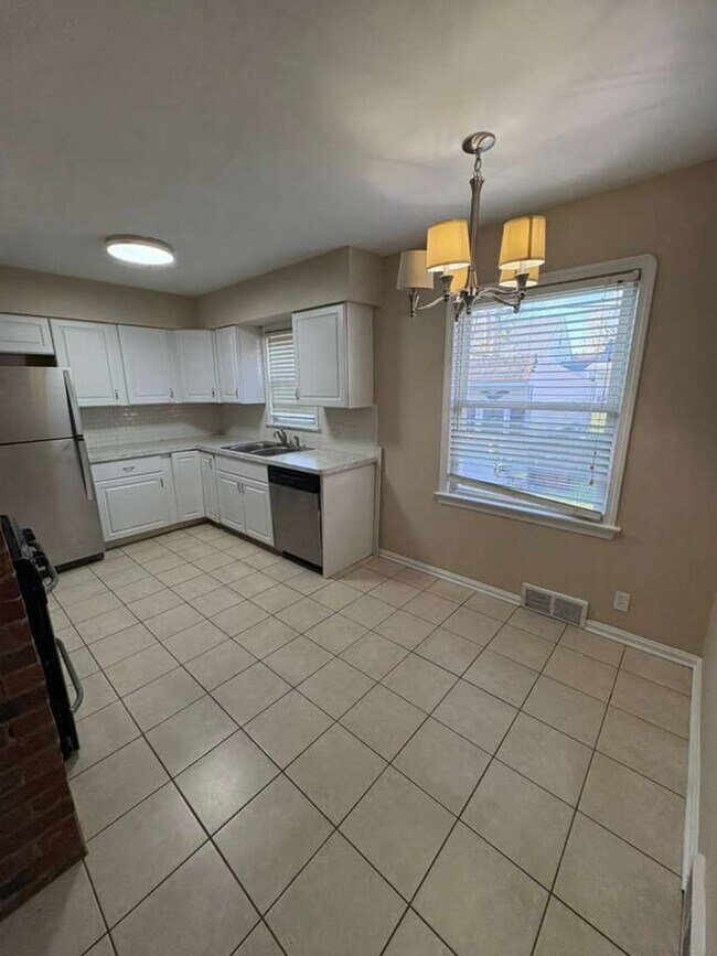 Building Photo - Discover a beautifully updated 3-bedroom, 2-bathroom single-family home.