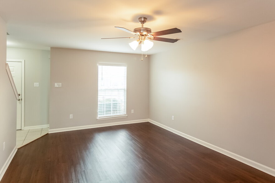 Building Photo - 906 Lakemont Dr