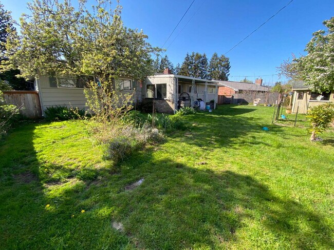 Building Photo - Massive Fenced Yard, Spacious 3BR Near Hospital, Shopping & Waterfront in Prime Bellingham Location