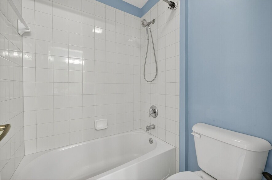 Building Photo - 8250 Silver Birch Way