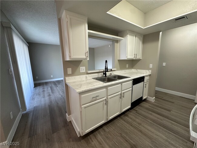 Building Photo - 4571 Carriage Park Dr