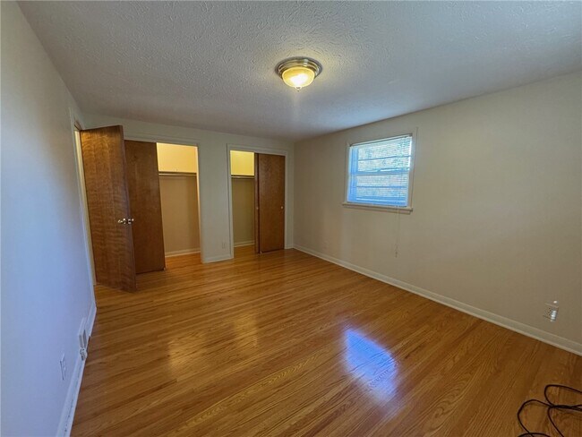 Building Photo - 16 Summit St