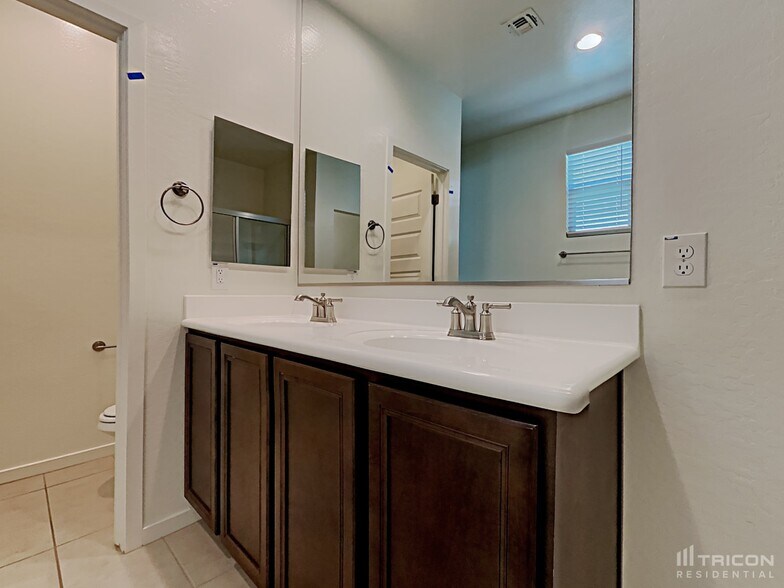 Building Photo - 605 W Cholena Trail