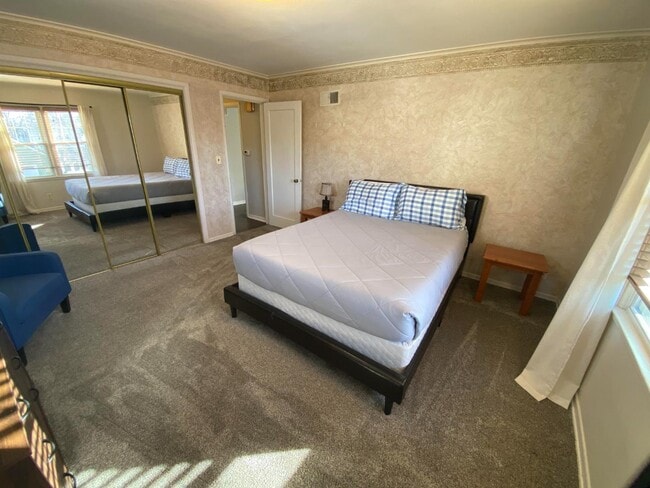 Building Photo - 106 W 20th St