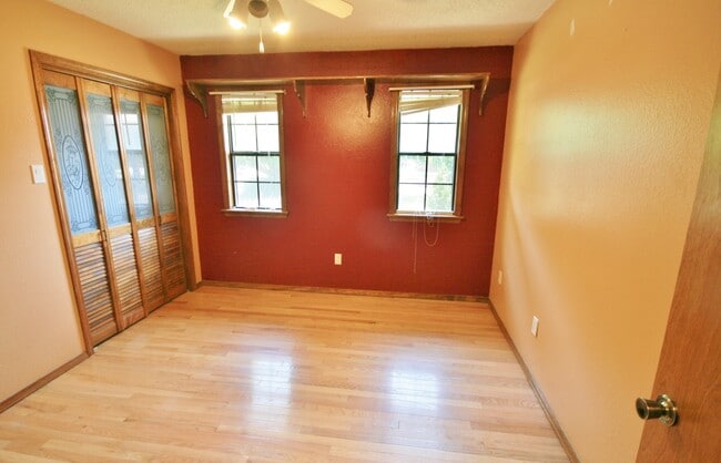 Building Photo - Zia Elementary, Hardwood Floors, Pets ok  ...