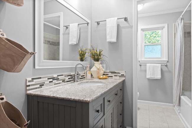 Building Photo - 2483 Shenandoah Dr