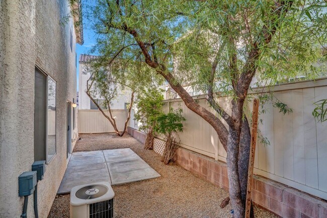 Building Photo - WONDERFUL 3 BEDROOM HOME AT END OF CUL-DE-...