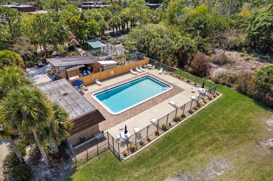 Building Photo - 5674 SE Riverboat Dr
