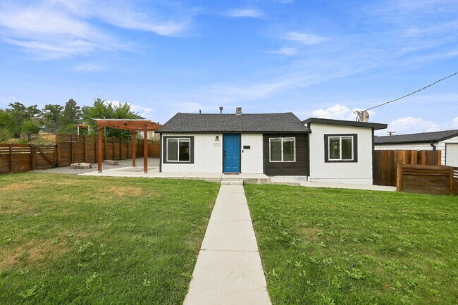 Building Photo - $2,420.95 with $300 Cleaning Voucher 2 Beds - 1 Bath, Single Family Home in Englewood with Privat...