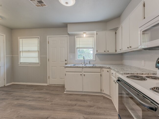 Building Photo - 3 Bedroom 1 Bath Home in Shawnee!