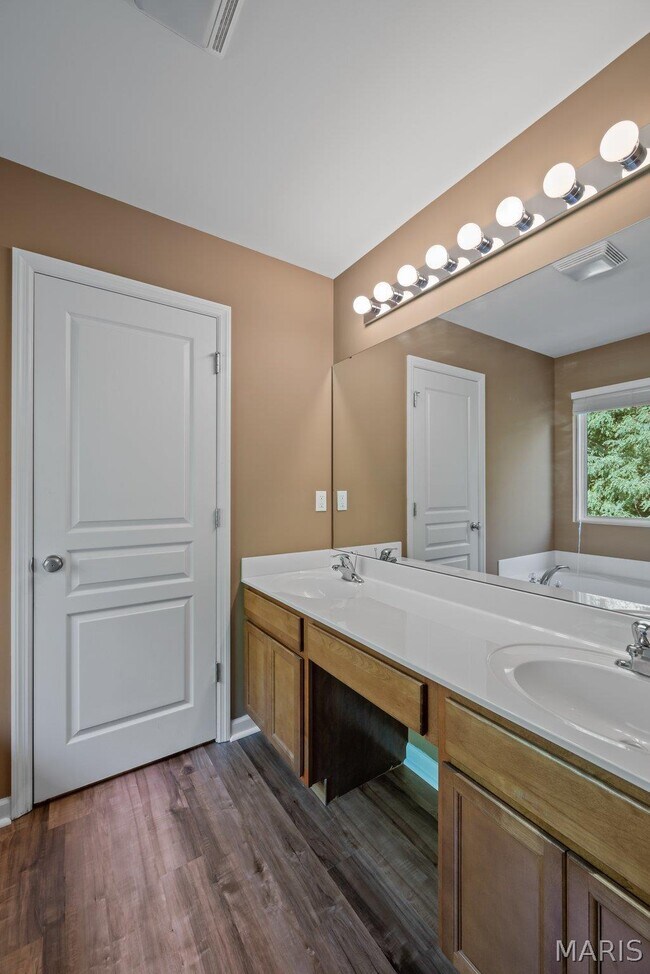 Building Photo - 499 Parkgate Dr