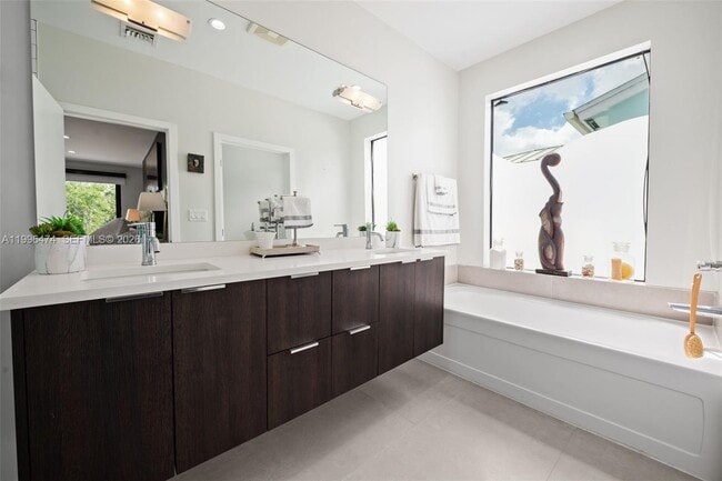 Building Photo - 5735 SW 35th St