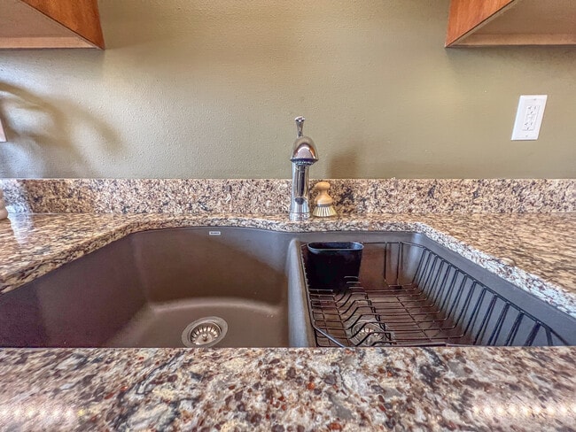 Building Photo - 1175 Iowa St