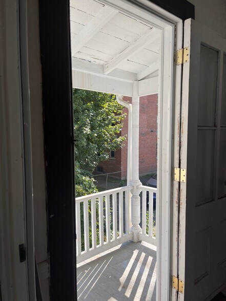 Building Photo - 127 Sargeant St