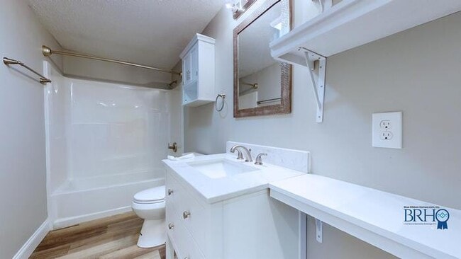 Building Photo - 1311 W Baxter Ave