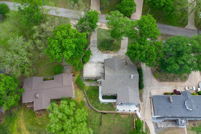 Building Photo - 1115 Red Bud Dr