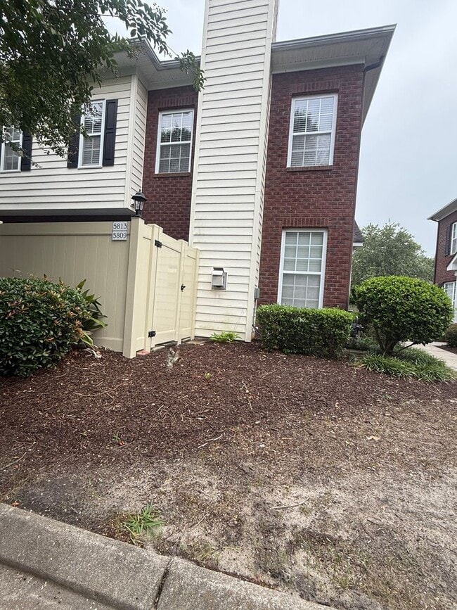 Building Photo - Lovely 2 Bedroom 2.5 Bathroom Located in V...