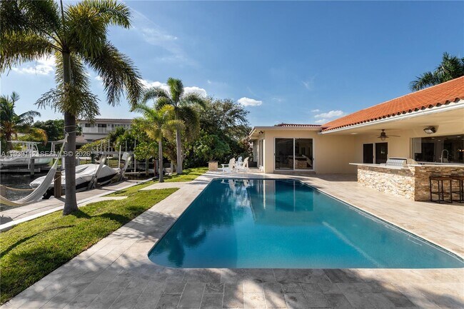 Building Photo - 3010 NE 58th St