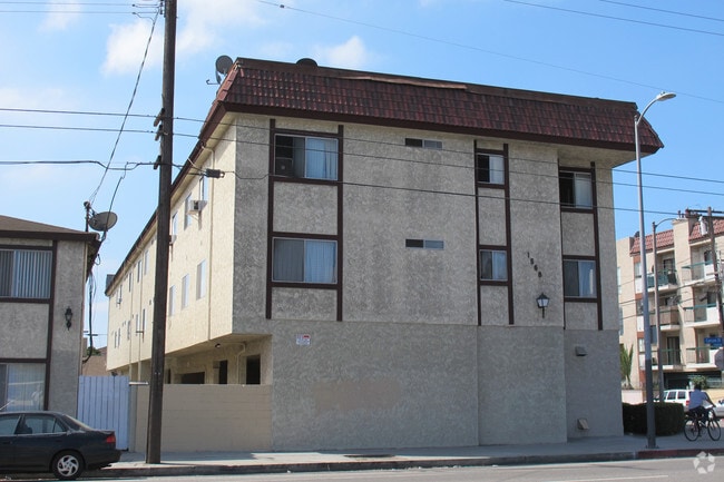 Building Photo - 1568 W Carson St
