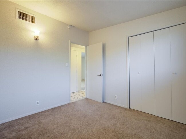 Building Photo - 3 Bedroom 2 Bathroom