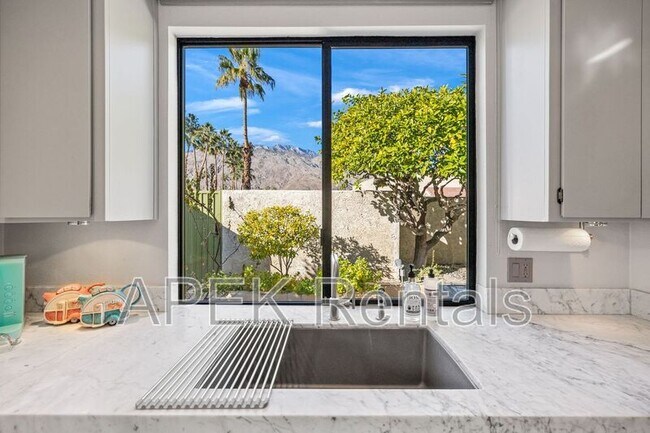 Building Photo - 1317 E Amado Rd