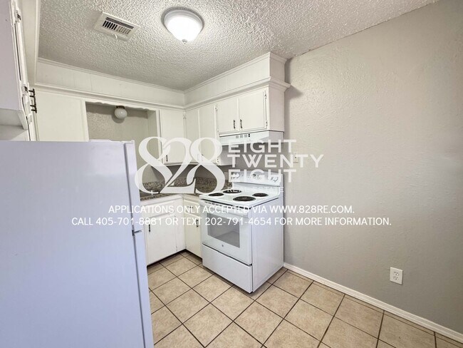 Building Photo - 2 Bed/1 Bath Triplex Home in Noble