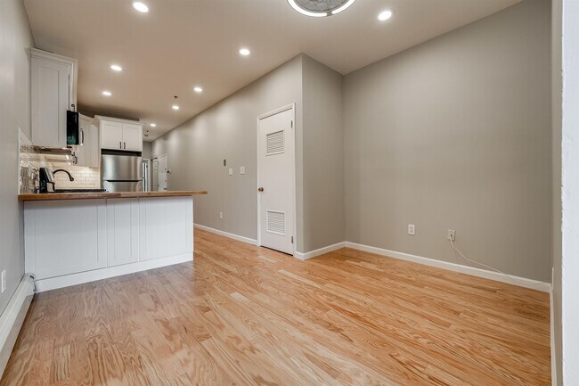 Building Photo - 813 Park Ave