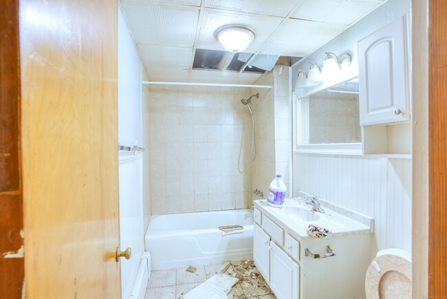 Building Photo - 226 Ledgeside Ave