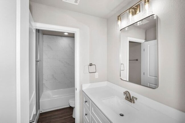 Building Photo - 7628 Woodford Ave