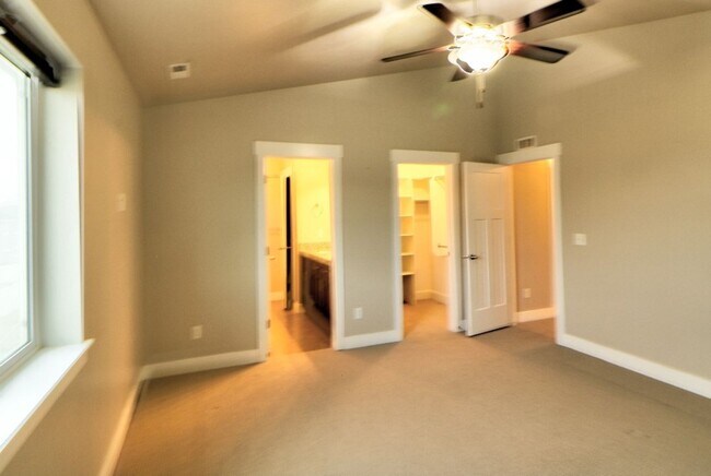 Building Photo - 7440 N Hutch Ln