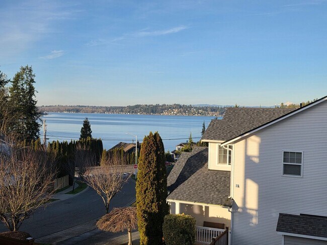 Building Photo - Beautiful 3 bedroom 2.5 bathroom Lake Stevens home!