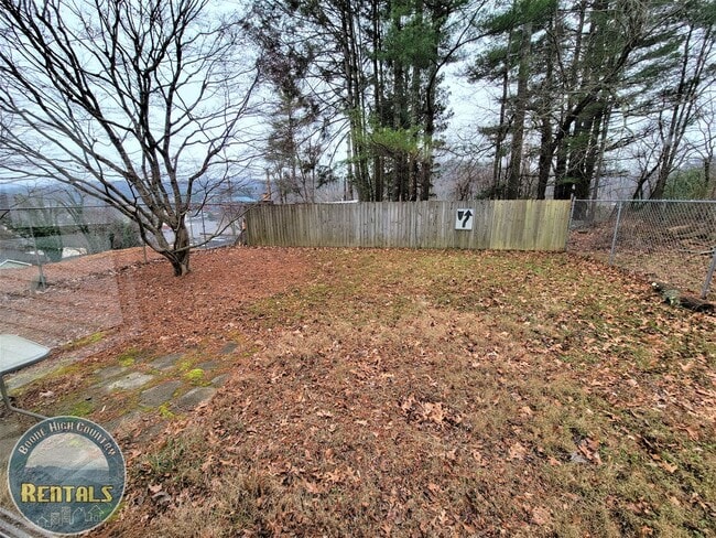 Building Photo - 2 Bedroom Right in Town!