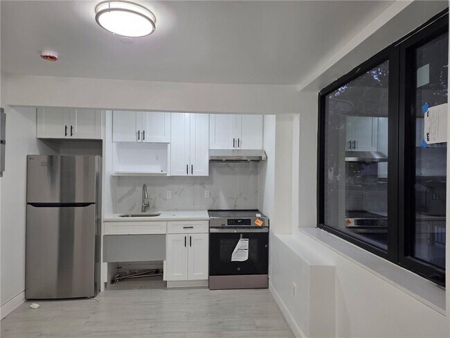 Building Photo - 526 56th St