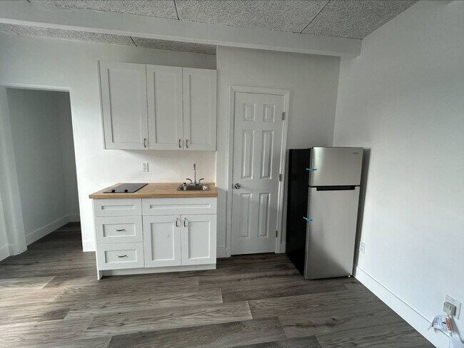 Building Photo - 670 E Alfred Dr