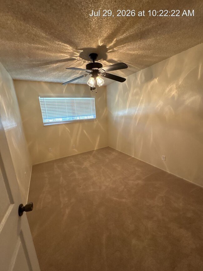 Building Photo - North Side Visalia Home!!