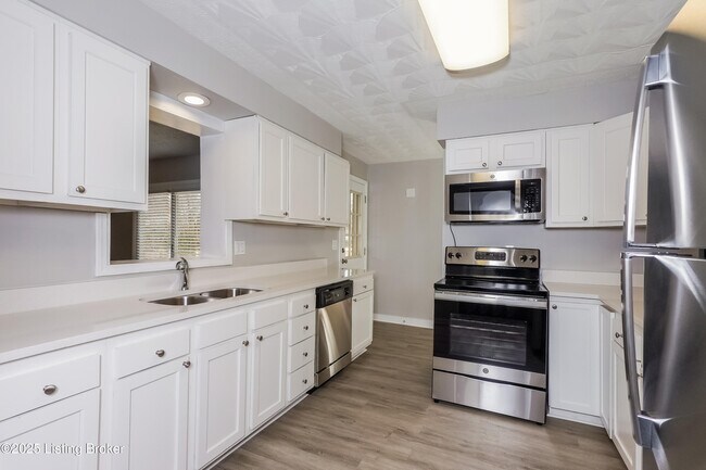 Building Photo - 7706 Poinsettia Dr