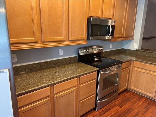 Building Photo - Beautiful Townhouse located in Crowntree L...