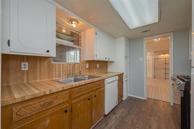 Building Photo - 227 Glencairn Ct