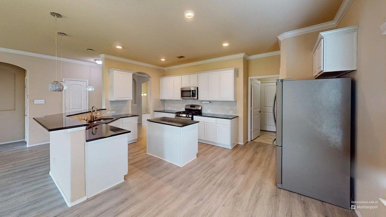 Building Photo - 400 Plum Ct