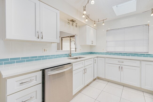Building Photo - Renovated 3/2 Home in Daytona Beach