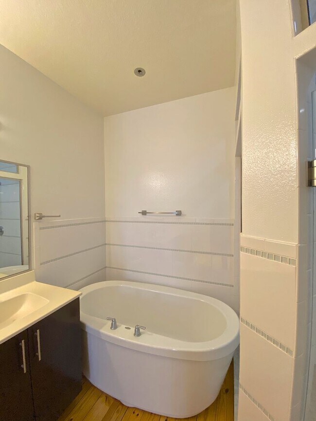 Building Photo - Stunning and Unique Luxury Town Home for R...