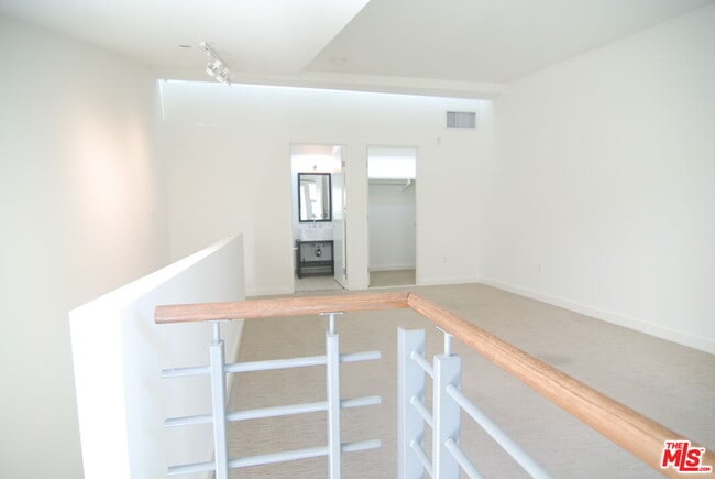 Building Photo - 940 E 2nd St