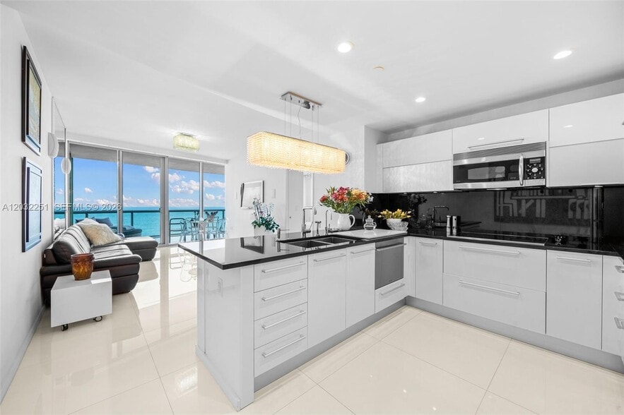 Building Photo - 17121 Collins Ave
