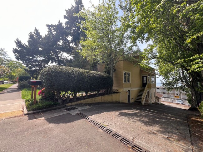Building Photo - Studio apartment near WWU!