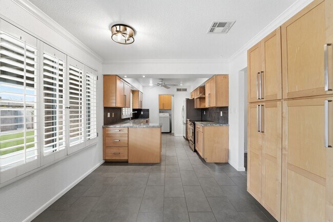 Building Photo - Welcome to this beautiful 4-bedroom, 3-bathroom home in Tempe Arizona!