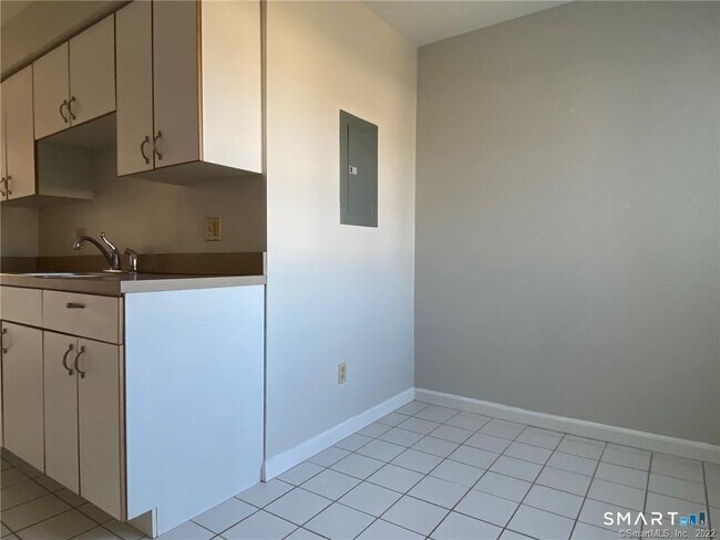 Building Photo - 560 Silver Sands Rd