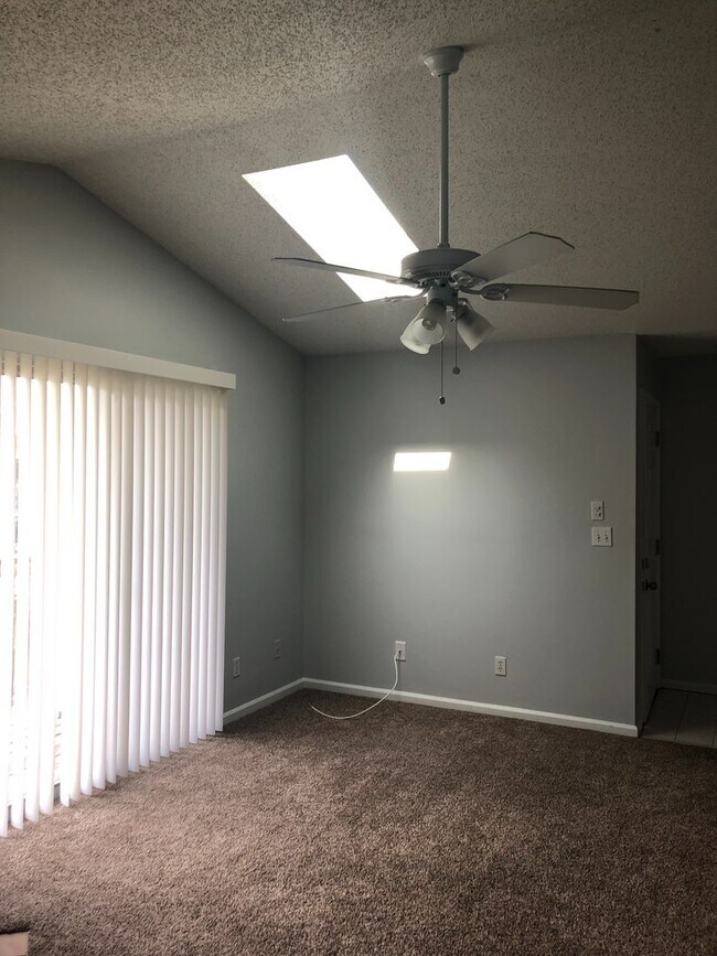 Building Photo - Highly desired unit located in Greenbrier ...