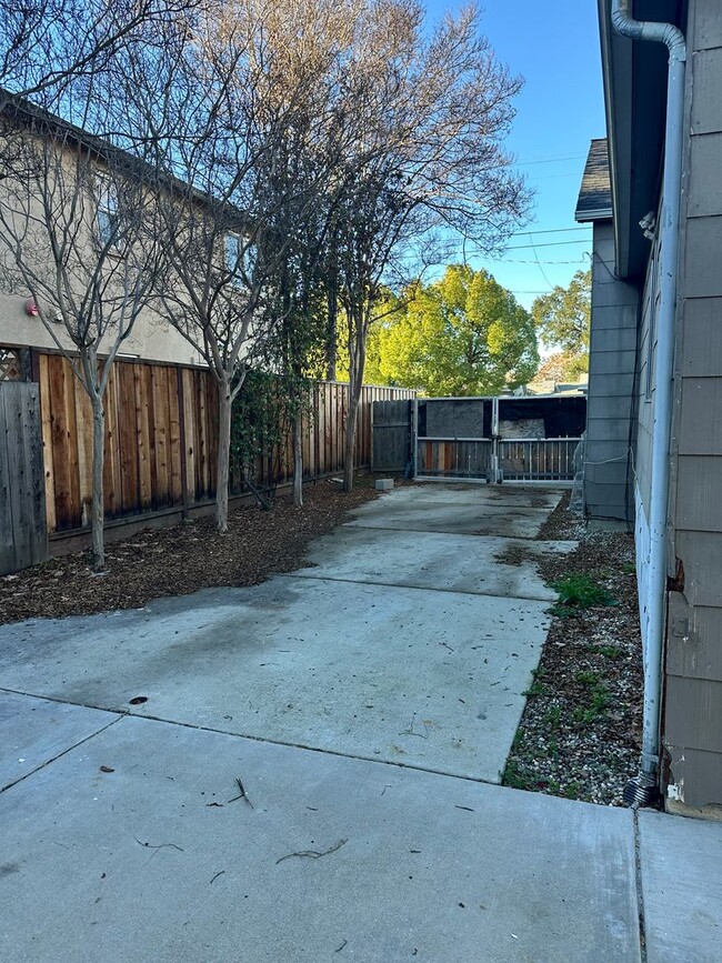 Building Photo - Cute Northside Bungalow