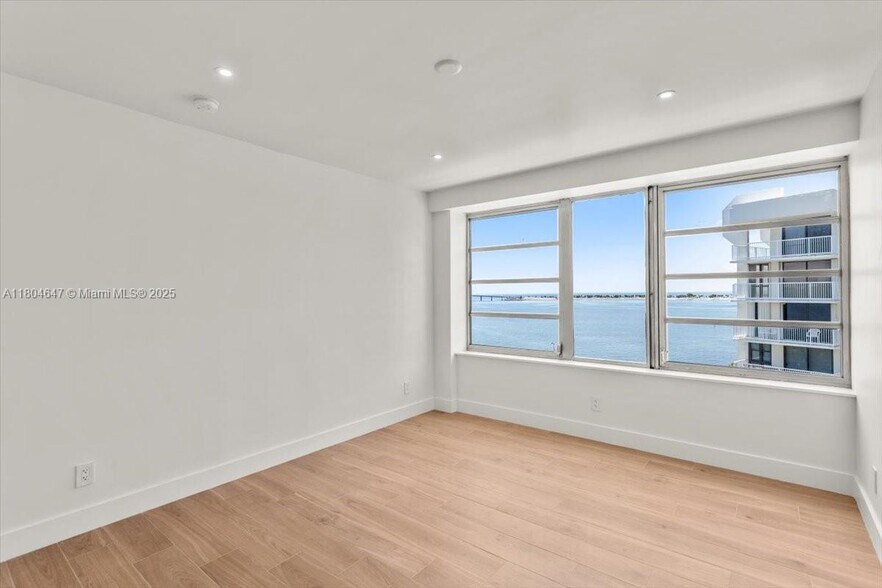 Building Photo - 1430 Brickell Bay Dr