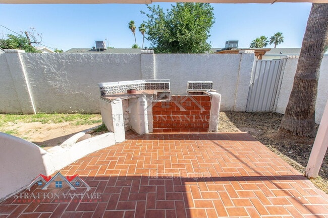 Building Photo - 8119 E Amelia Ave